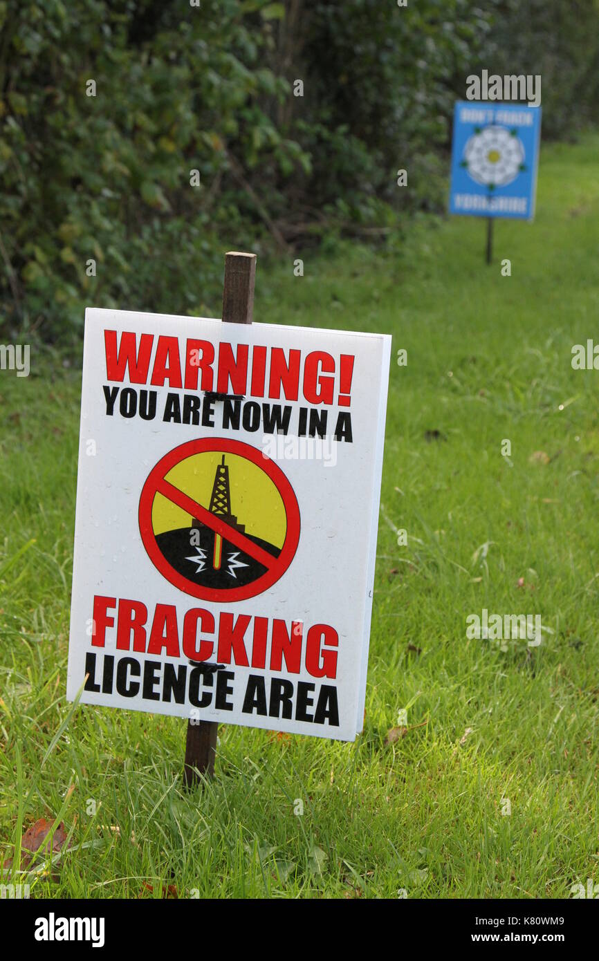 Les signes de fracturation au bord du North Yorkshire, England, UK relatives à Kirby Misperton protestations et l'opposition à la fracturation dans Yorkshire du Nord. Les manifestations se poursuivent en 2018 et sont soumis à la police et sont régulièrement dans l'actualité comme l'opposition reste à l'ensemble du processus de fracturation dans la communauté et l'environnement local. Une compagnie appelée Troisième Énergie sont concernés par les travaux dans le domaine lié à la processus de délivrance des licences au Royaume-Uni et les jugements des tribunaux sont aussi une fonction. Les militants sont souvent situés à l'emplacement du Yorkshire du Nord et les signes sont visibles. Banque D'Images