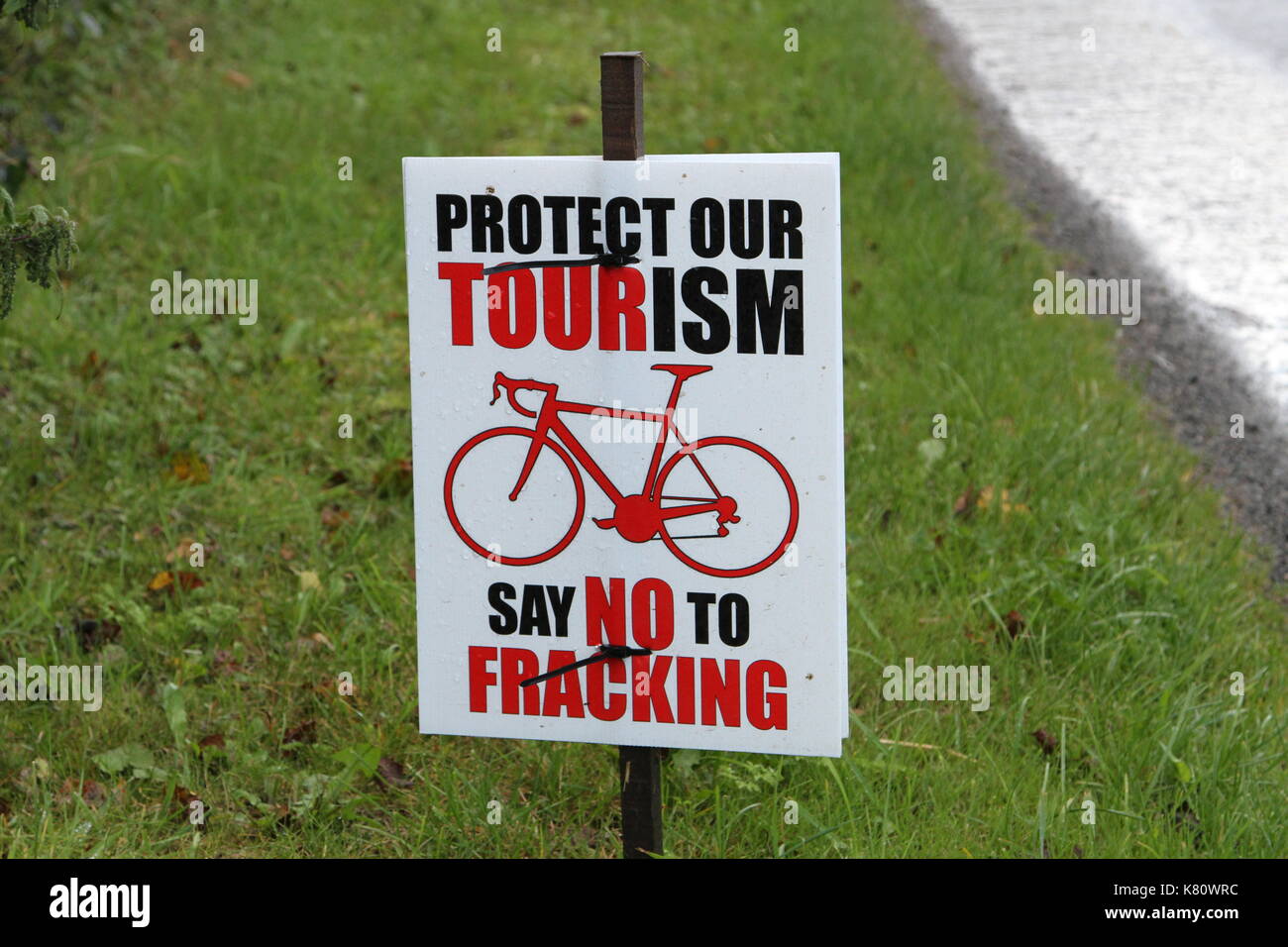 Les signes de fracturation au bord du North Yorkshire, England, UK relatives à Kirby Misperton protestations et l'opposition à la fracturation dans Yorkshire du Nord. Les manifestations se poursuivent en 2018 et sont soumis à la police et sont régulièrement dans l'actualité comme l'opposition reste à l'ensemble du processus de fracturation dans la communauté et l'environnement local. Une compagnie appelée Troisième Énergie sont concernés par les travaux dans le domaine lié à la processus de délivrance des licences au Royaume-Uni et les jugements des tribunaux sont aussi une fonction. Les militants sont souvent situés à l'emplacement du Yorkshire du Nord et les signes sont visibles. Banque D'Images