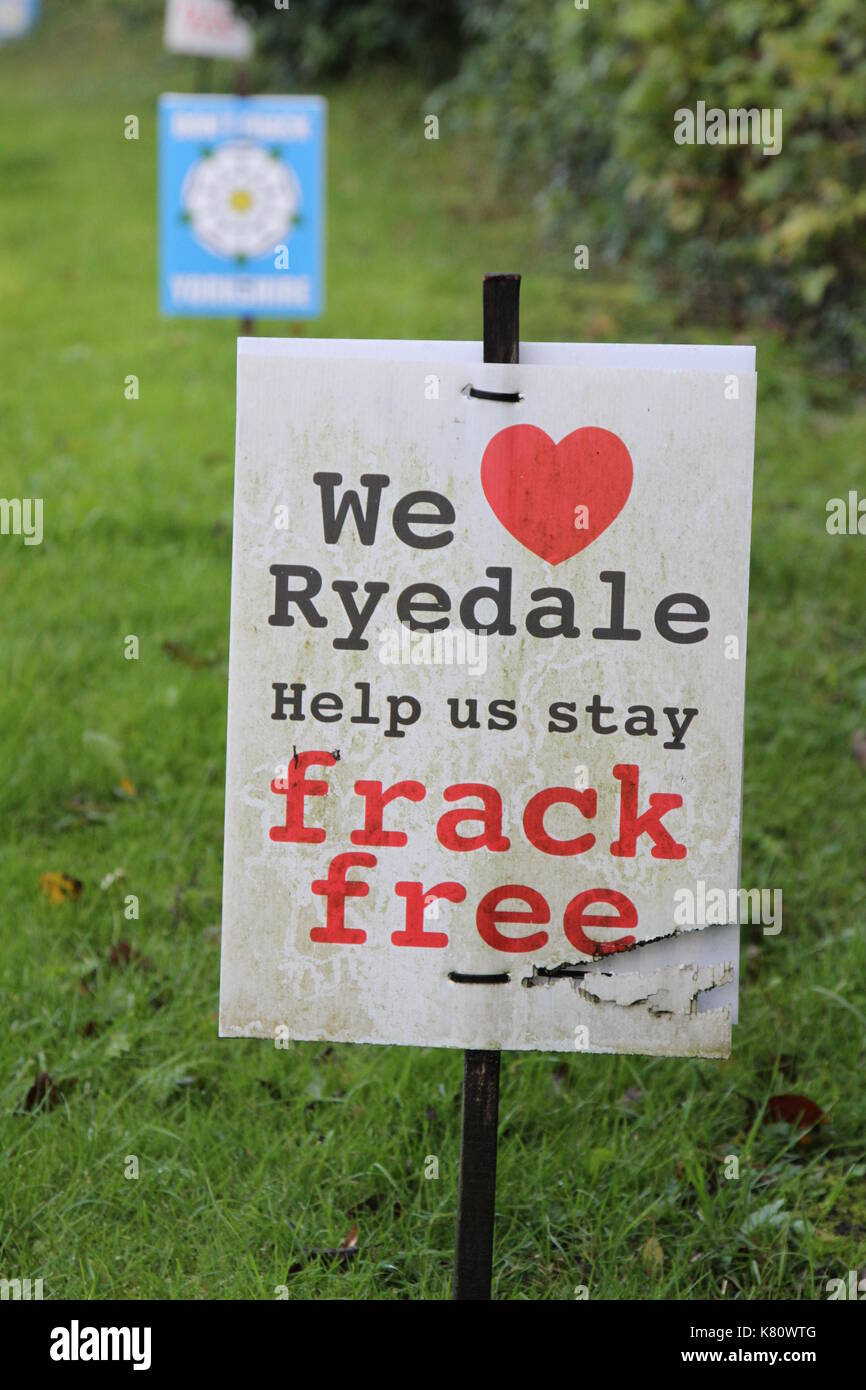 Les signes de fracturation au bord du North Yorkshire, England, UK relatives à Kirby Misperton protestations et l'opposition à la fracturation dans Yorkshire du Nord. Les manifestations se poursuivent en 2018 et sont soumis à la police et sont régulièrement dans l'actualité comme l'opposition reste à l'ensemble du processus de fracturation dans la communauté et l'environnement local. Une compagnie appelée Troisième Énergie sont concernés par les travaux dans le domaine lié à la processus de délivrance des licences au Royaume-Uni et les jugements des tribunaux sont aussi une fonction. Les militants sont souvent situés à l'emplacement du Yorkshire du Nord et les signes sont visibles. Banque D'Images