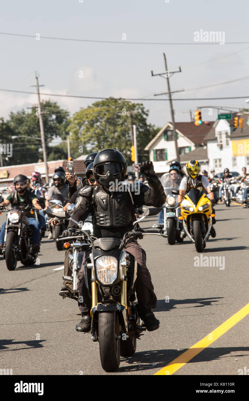 Sayreville, New Jersey, USA. 17, septembre 2017 . Rolling Thunder annuel en passant par la route 35 dans la section de morgan sayreville, nj. ride commence à roselle, nj et se termine à la Vietnam Veterans' Memorial à holmdel,nj avec gerbe de cérémonies. l'honneur des anciens combattants qui ont été prisonniers de guerre et sont portés disparus. Gail tanski/Alamy live news. Banque D'Images