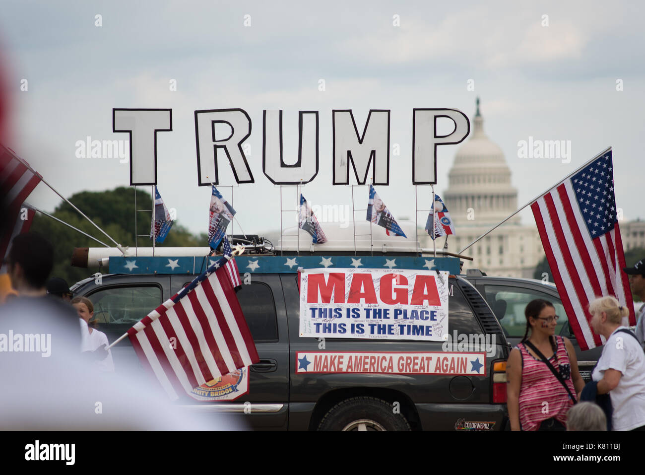 Washington, USA. 16 Sep, 2017. 9.16.17 les signes d'Atout lors d'un rallye avec DC U.S. Capitol en arrière-plan Crédit : Ann peu/Alamy Live News Banque D'Images