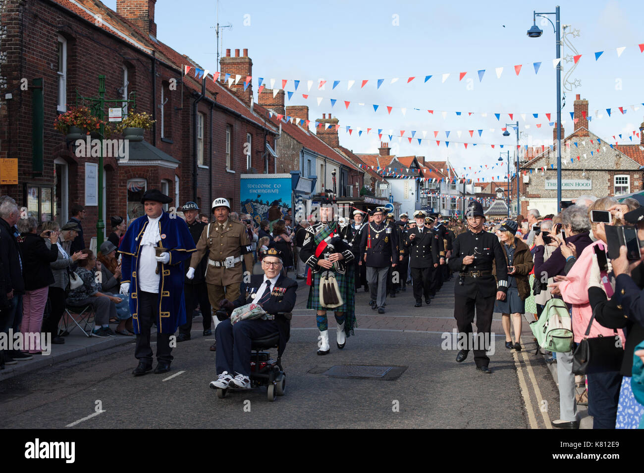 Sheringham norfolk, Royaume-Uni. 17 septembre, 2017. Des centaines de personnes habillés en vêtements vintage pour la North Norfolk 1940 Chemin de fer de semaine. l'événement s'est terminé par un défilé dans la ville le dimanche après-midi. crédit : stephanie humphries/Alamy live news Banque D'Images