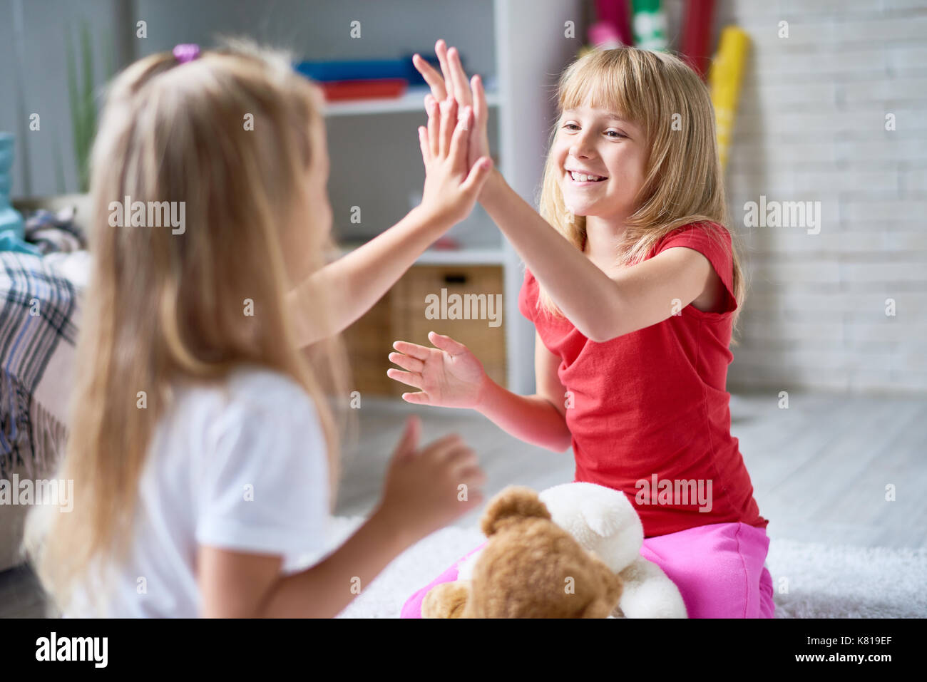 Petites filles de joie de jouer ensemble Banque D'Images