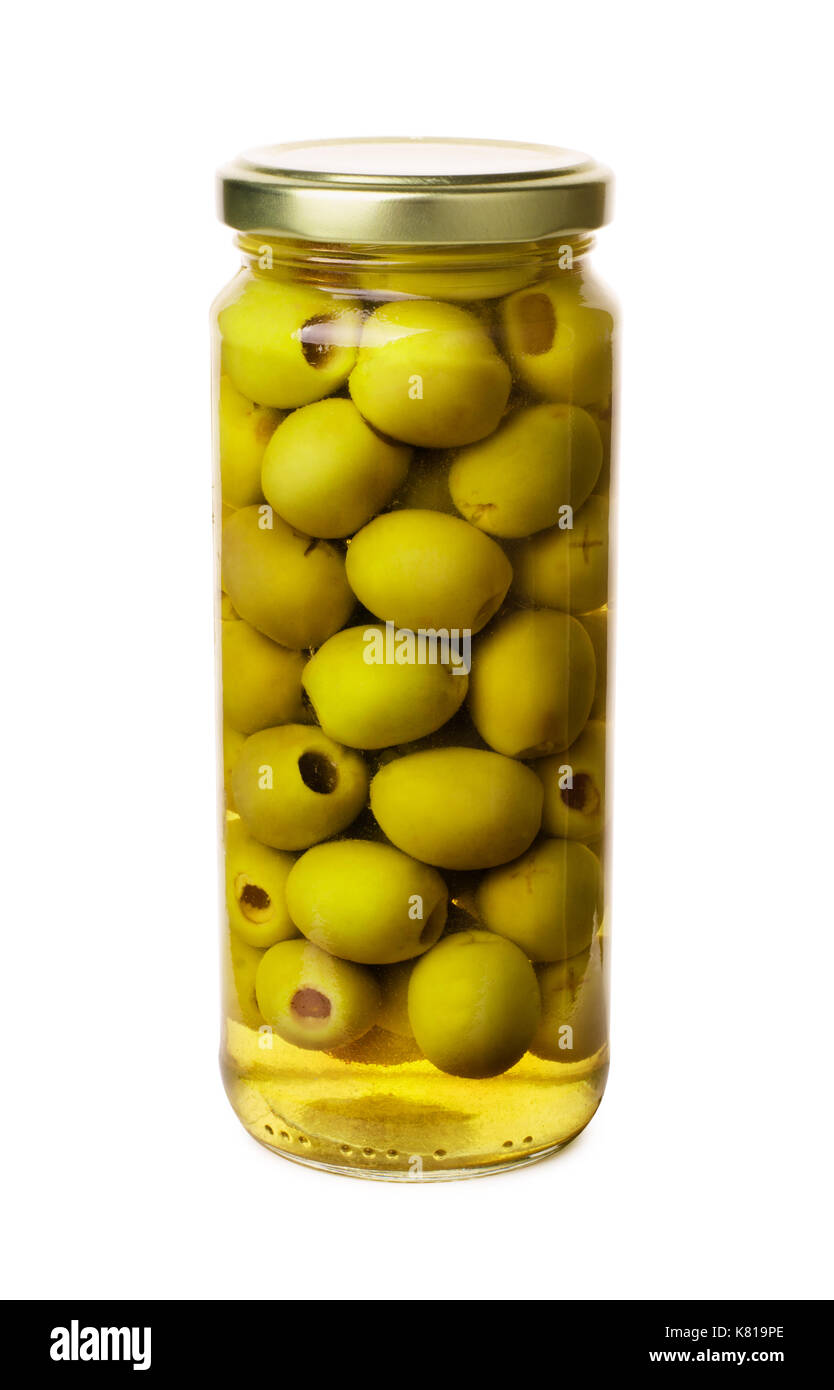 Olives vertes préservées dans la bouteille isolé sur fond blanc Banque D'Images