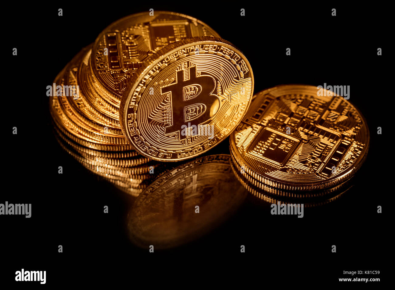 Les bitcoins en or sur fond noir. cryptocurrency bitcoin Banque D'Images