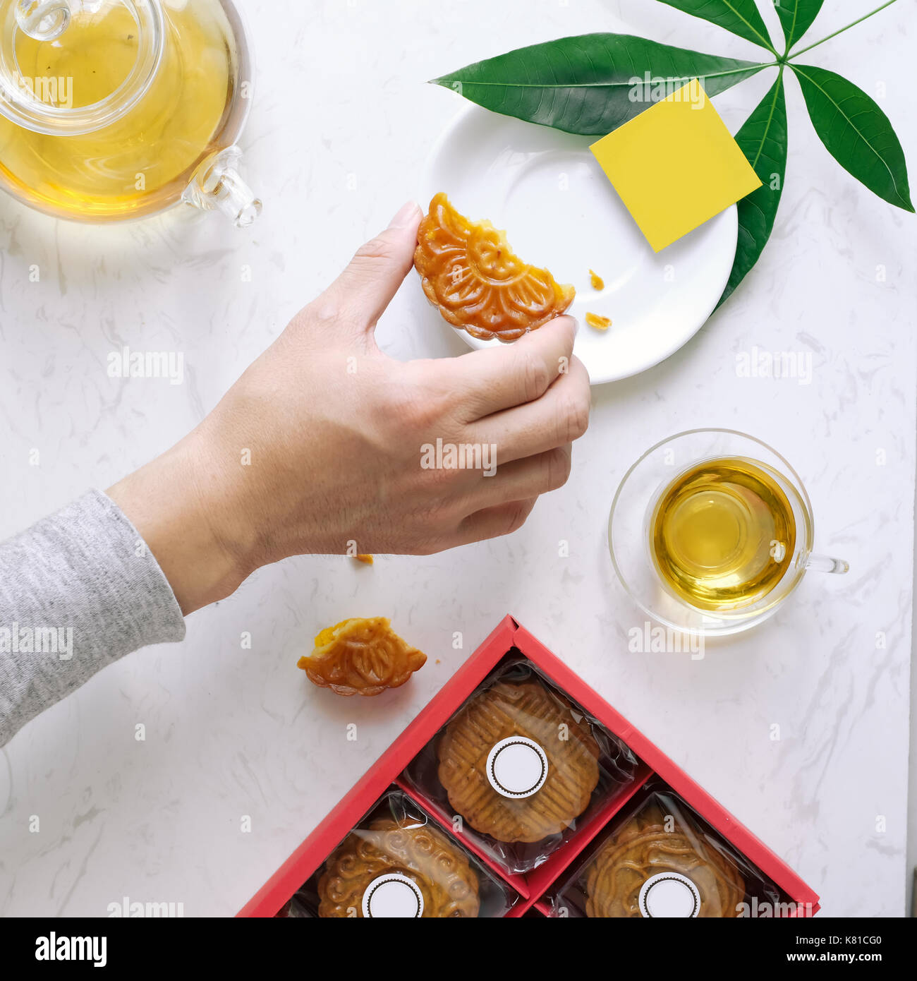 Mi-automne style minimaliste mooncake festival tea party table. Télévision. Banque D'Images