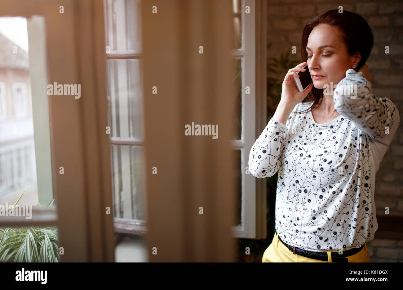 Tired business femme téléphonant avec son associée Banque D'Images