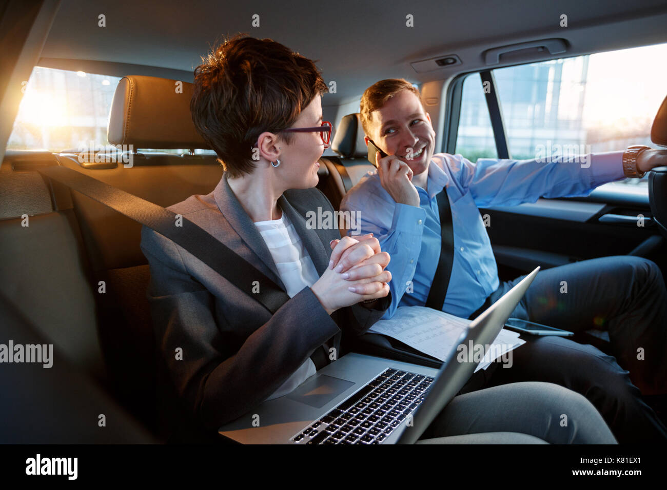 Voyage d'affaires- talking on mobile pour travail de voiture Banque D'Images
