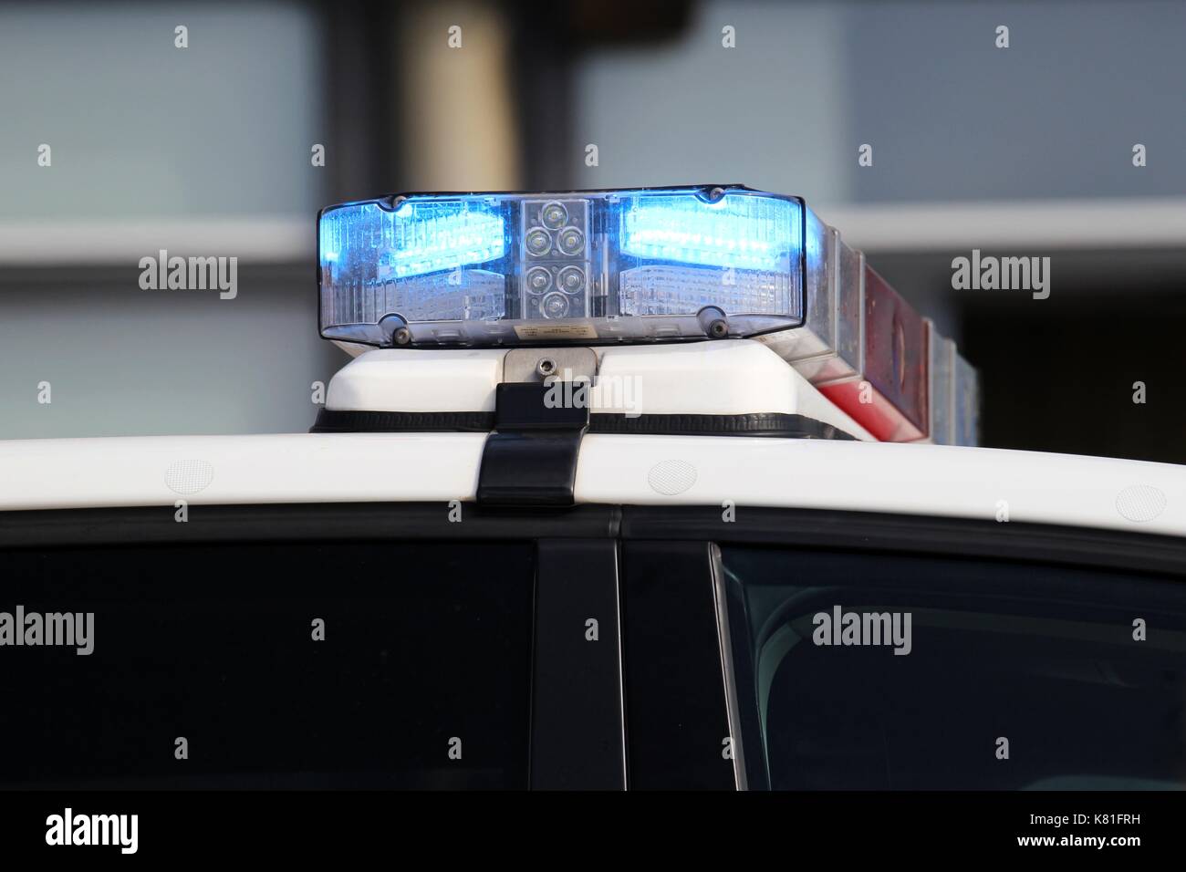 Voiture de police avec l'éclairage des véhicules d'urgence bleu active Banque D'Images