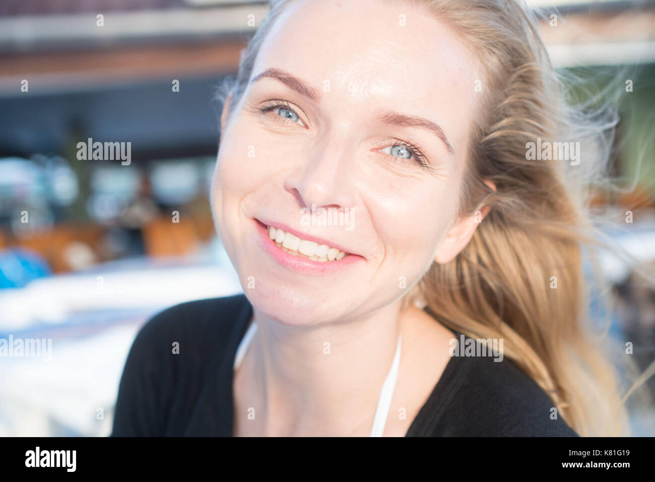 Pretty girl smiling portrait en extérieur. Banque D'Images