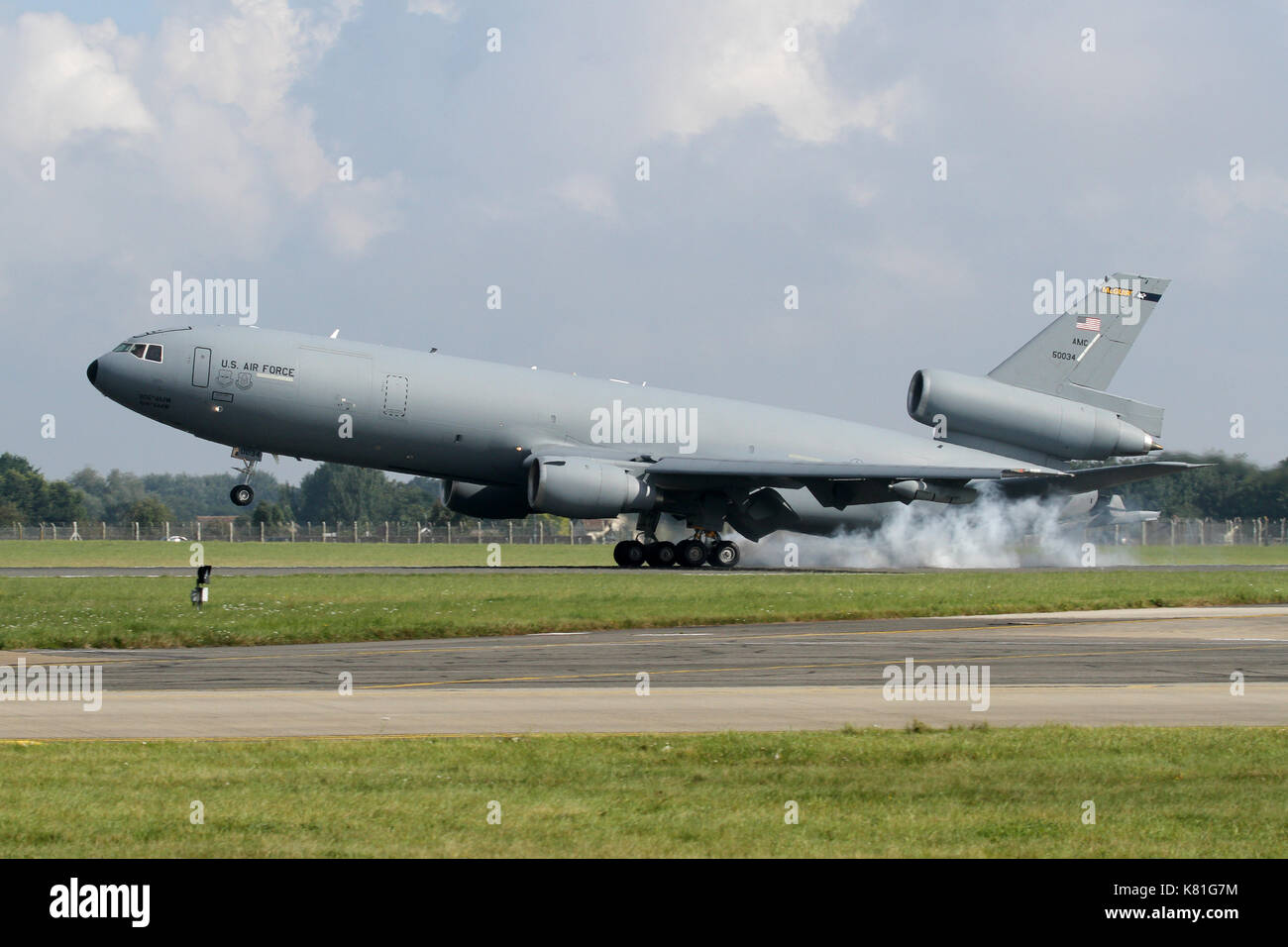 L'atterrissage à Lourdes RAF Mildenhall pour ce grand KC-10A Extender tanker/cargo) faire une arrivée tôt le matin après la traversée de l'Atlantique. Banque D'Images