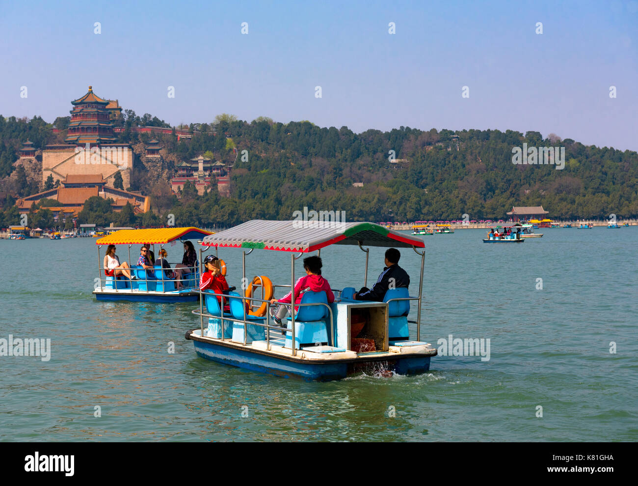 Beijing, Chine -- 4 avril 2016-- visiteurs aller pour des promenades en bateau à aubes sur le Lac de Kunming en face du palais d'eté et d'illustration éditoriale. Banque D'Images