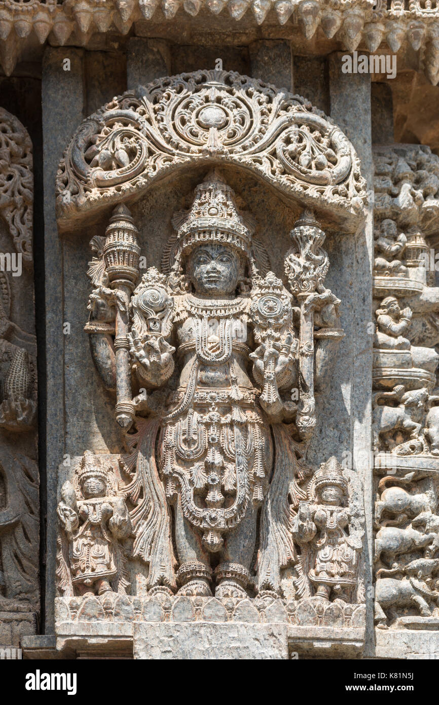 Mysore, Inde - le 27 octobre 2013 : Pierre brun, bien préservé seigneur Vishnu en full regalia statue sur le mur extérieur de trikuta de culte. Banque D'Images