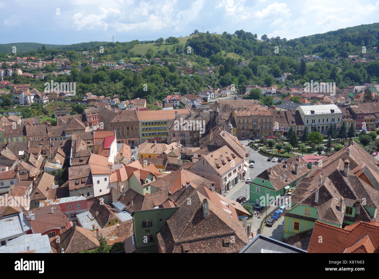 La ville de Sighisoara rues vallonnées avec leur architecture médiévale originale en Transylvanie, Roumanie. Banque D'Images