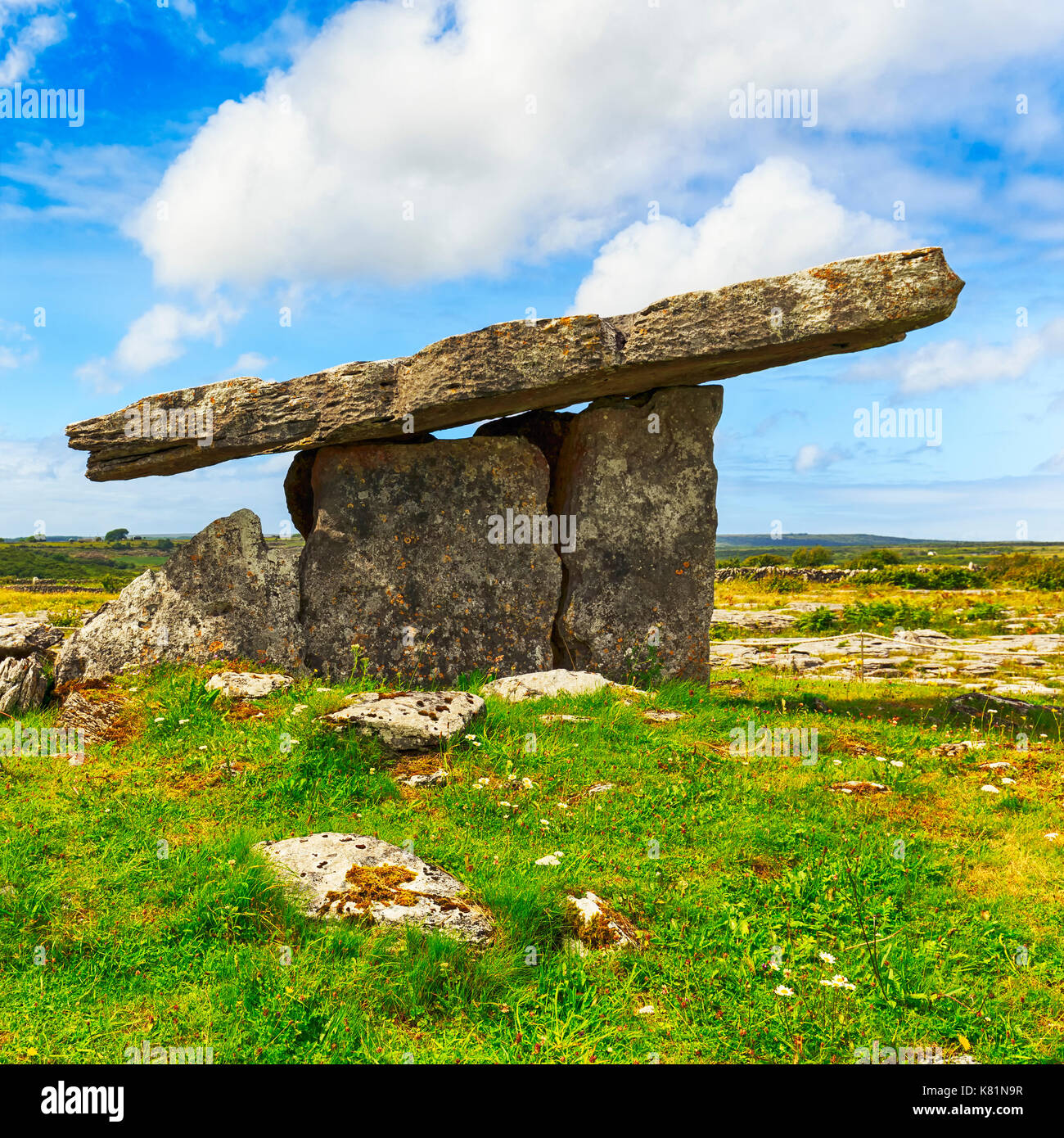 Poulnabrone-Dolmen, Poll na Brón, Portal-Dolmen du nouvel âge de pierre, installation mégalithique dans le parc national de Burren Banque D'Images