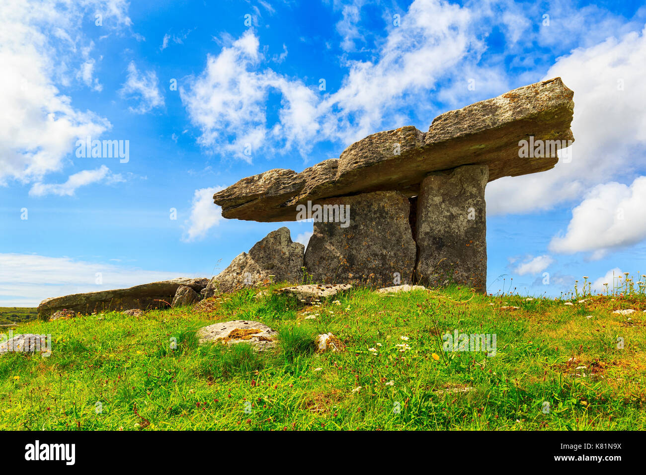 Poulnabrone-Dolmen, Poll na Brón, Portal-Dolmen du nouvel âge de pierre, installation mégalithique dans le parc national de Burren Banque D'Images