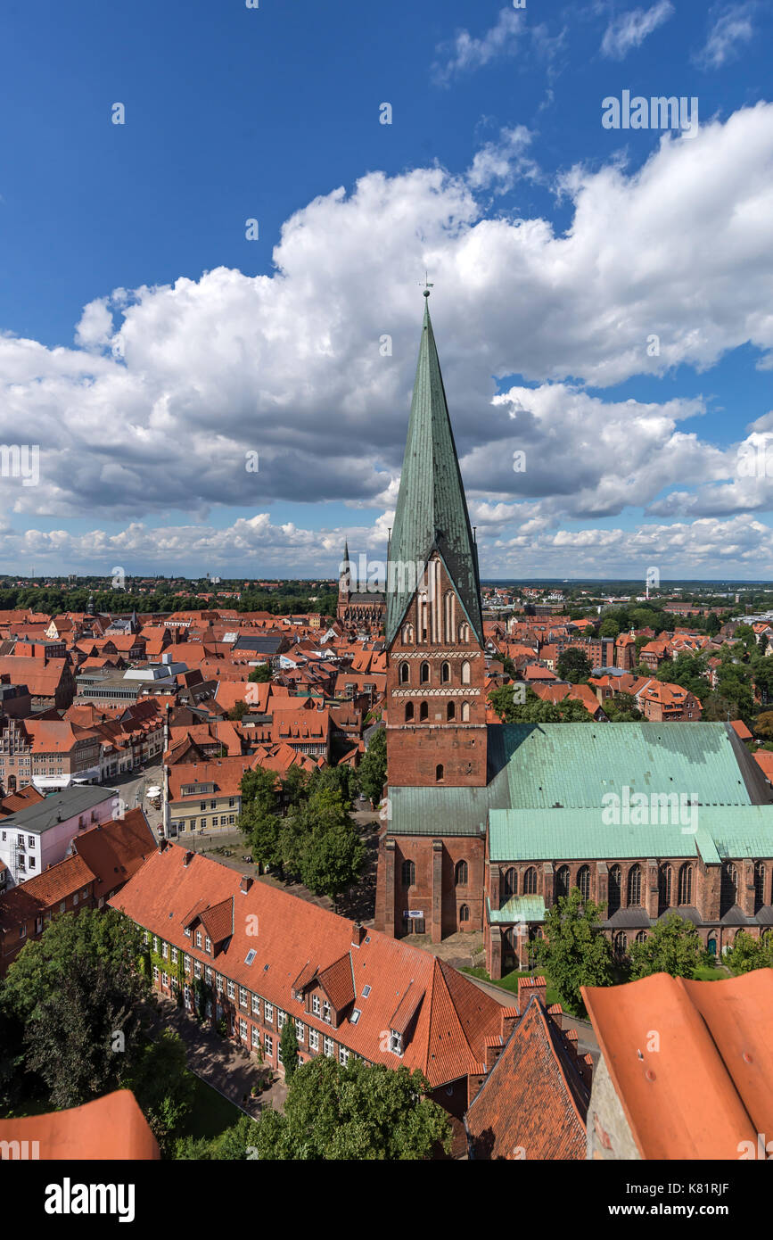 Vue de l'ancien château d'eau à la vieille ville avec Saint-Johniskirche, Lüneburg, Basse-Saxe, Allemagne Banque D'Images