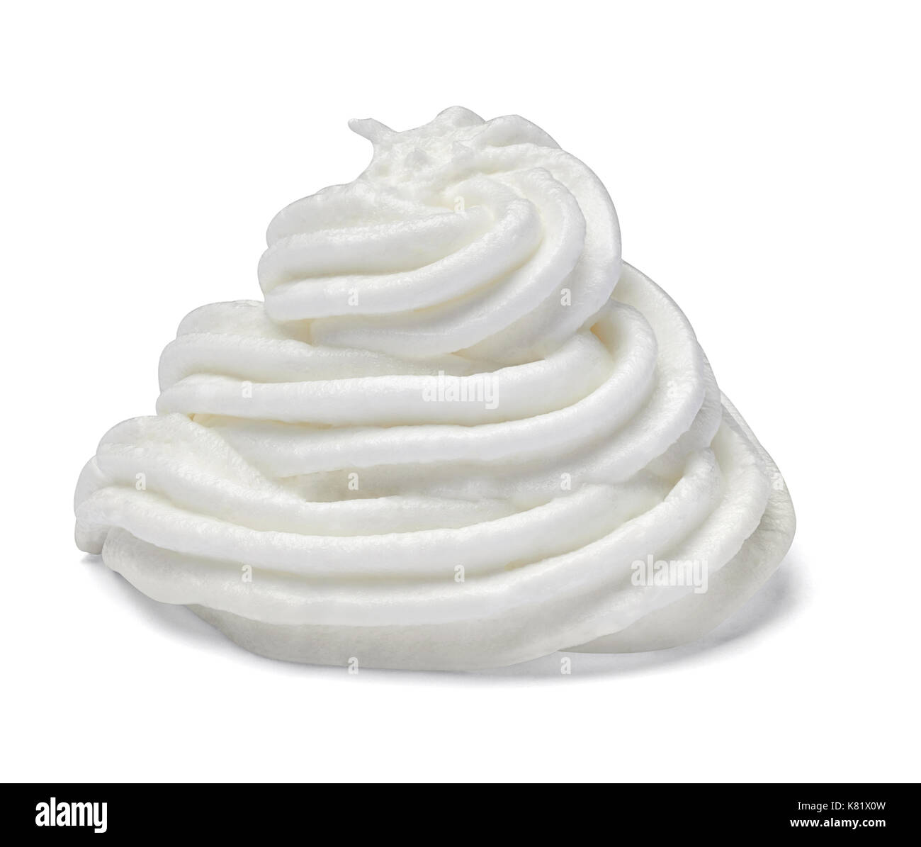 Gros plan d'une crème fouettée isolé sur fond blanc Banque D'Images