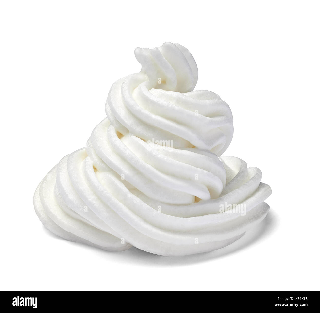 Gros plan d'une crème fouettée isolé sur fond blanc Banque D'Images