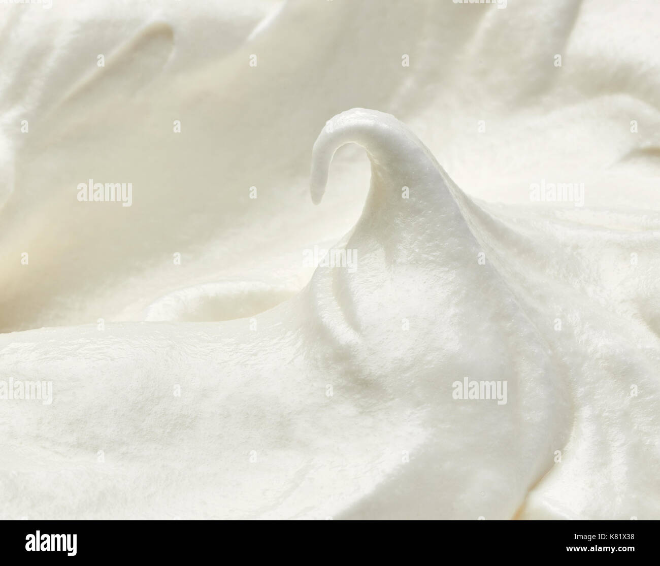 Gros plan d'une crème fouettée isolé sur fond blanc Banque D'Images