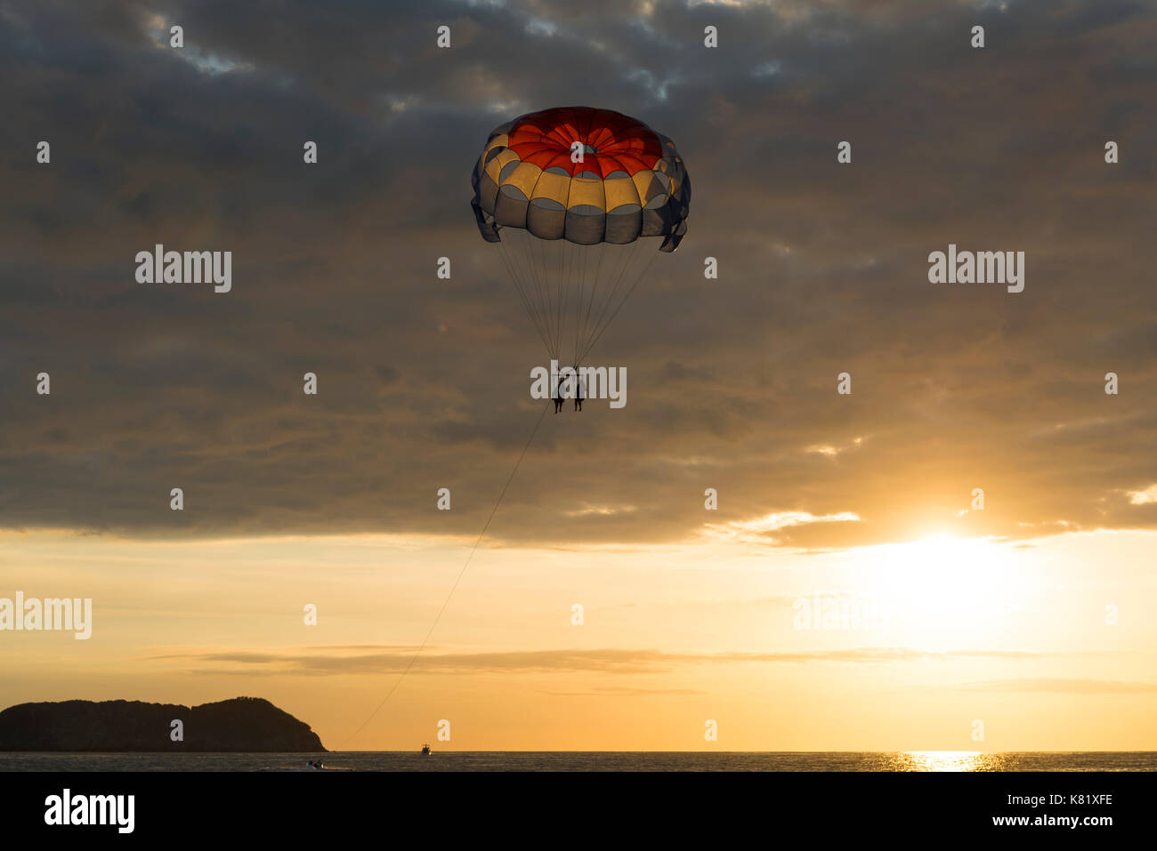 Le parapente au coucher du soleil sur la mer, playa espadilla, parc national Manuel Antonio, Costa Rica Banque D'Images