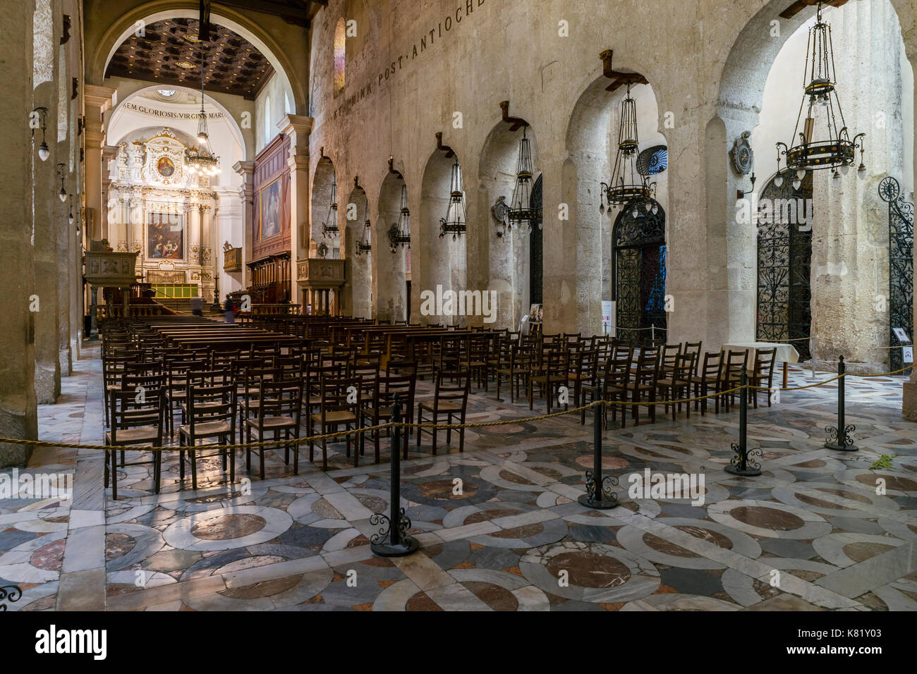 Nef principale, colonne dorique antique, la cathédrale Duomo Santa Maria delle colonne, Ortigia, Ortigia, site du patrimoine mondial de l'UNESCO Banque D'Images