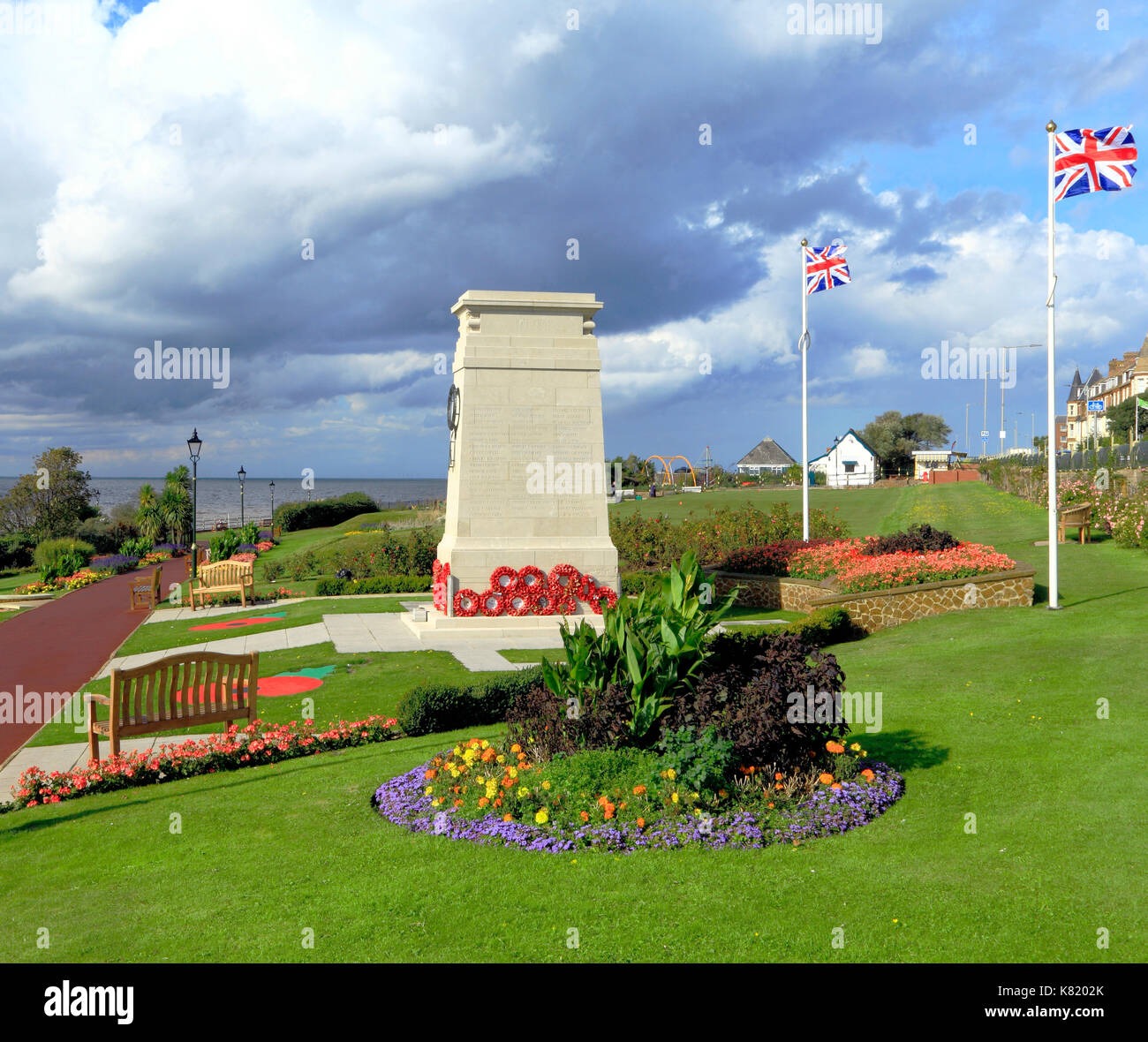 War Memorial, mémoriaux, couronnes, coquelicots, Union Jack Drapeau, drapeaux, Souvenir, Esplanade Gardens, l'Union Jack drapeaux, Hunstanton, Norfolk, England, UK Banque D'Images