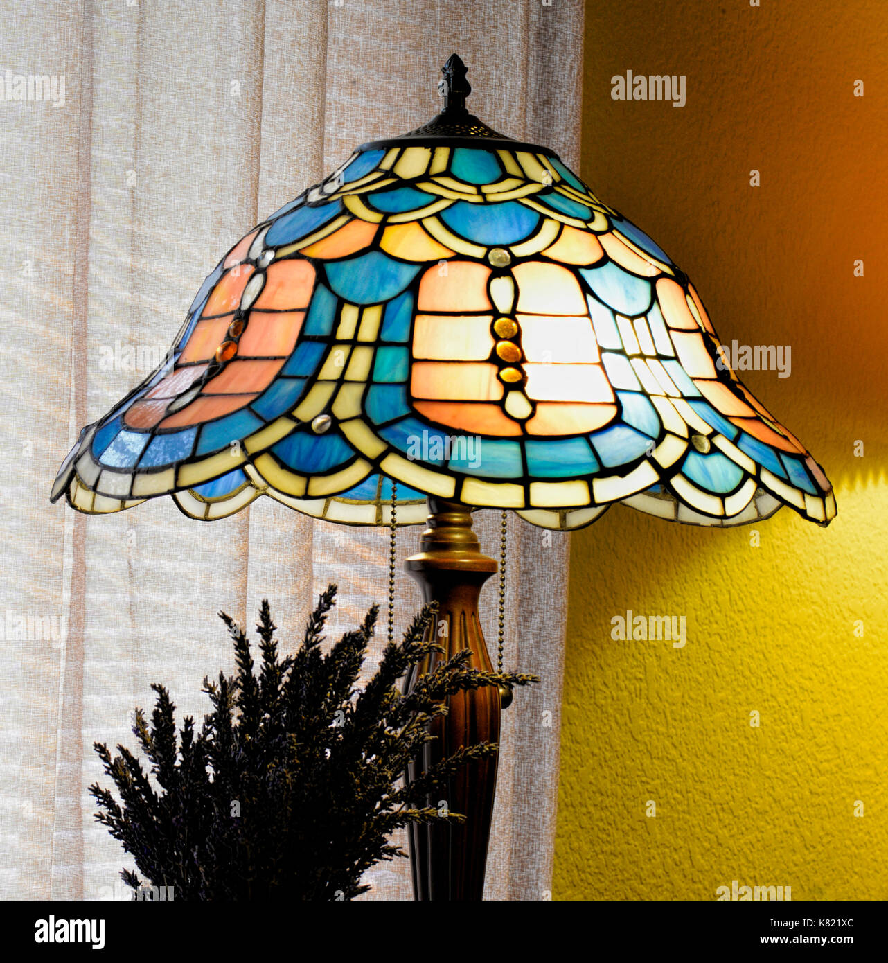 Tiffany lamp on table Banque de photographies et d'images à haute  résolution - Alamy
