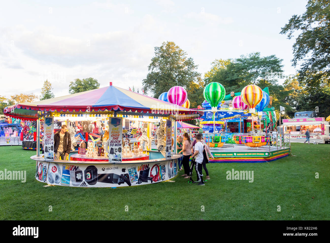 Prix des stalles et manèges de fête foraine sur de grands espaces verts, Nursteed Road, Salisbury, Wiltshire, Angleterre, Royaume-Uni Banque D'Images