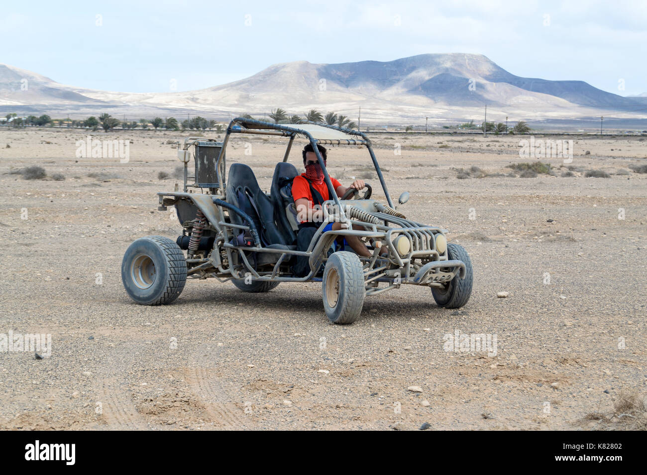 Courses de buggy sur la route de sable faisant dérapage à pleine vitesse au  milieu du désert de Fuerteventura, canari Photo Stock - Alamy