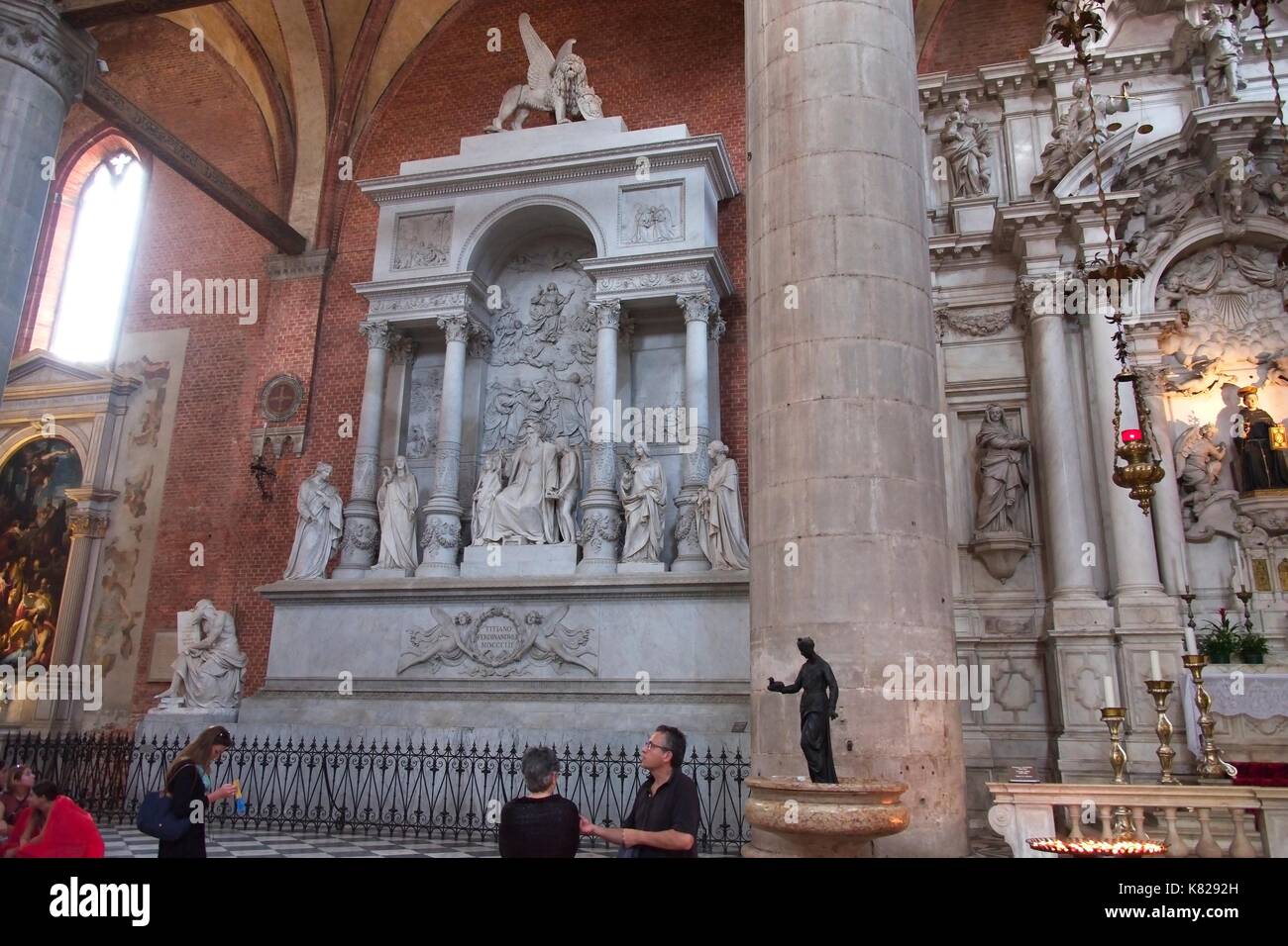 Venise Vénétie Italie. Basilique Santa Maria Gloriosa dei Frari, connu par le Vénitien Frari. L'intérieurapt Monumento a Tiziano, Monument de Titien. Banque D'Images