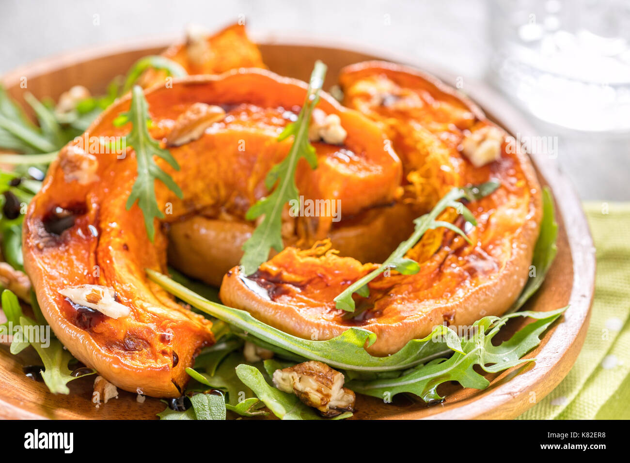 Citrouille rôties avec noix de pécan et la roquette. Banque D'Images