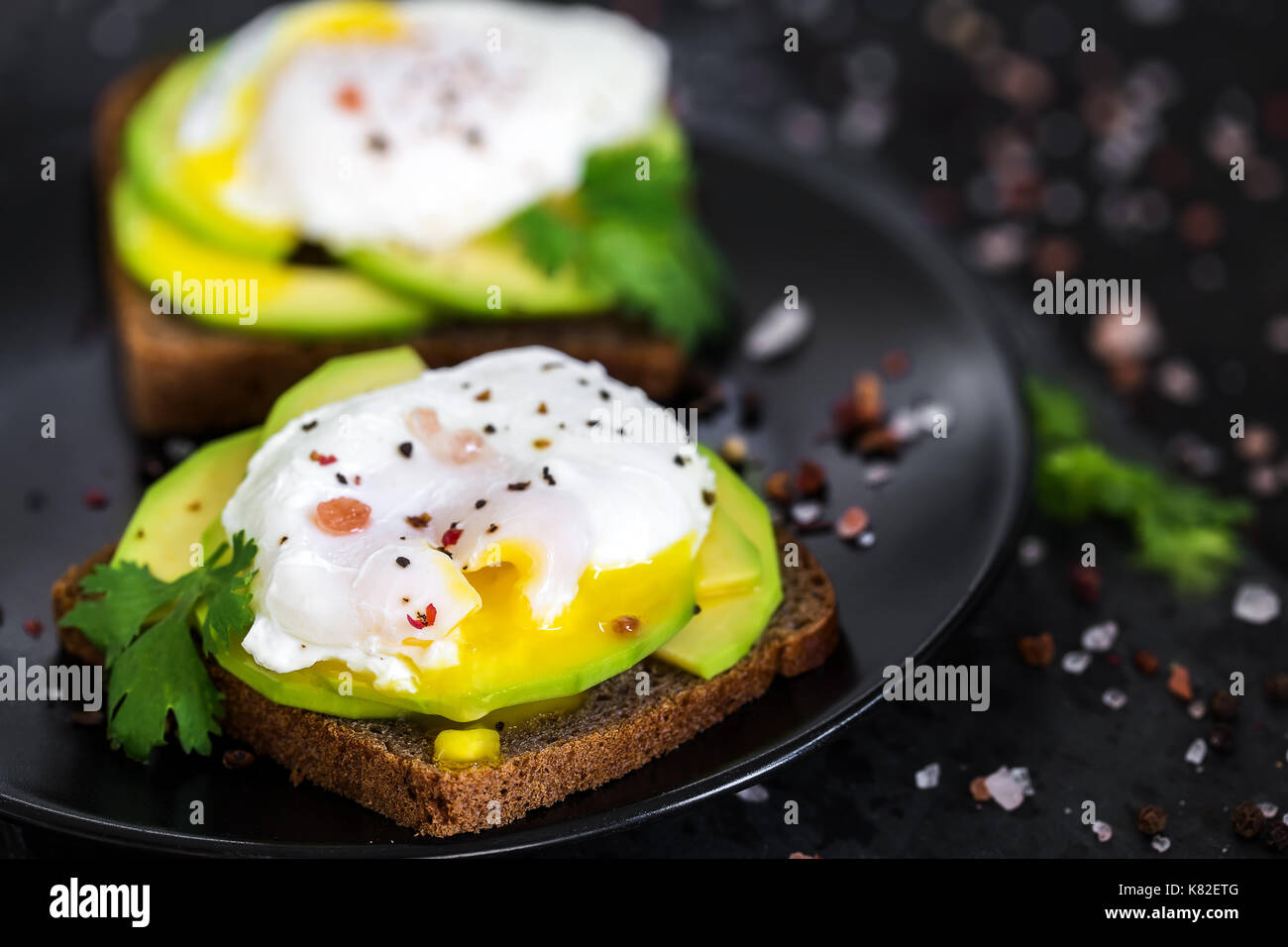 Le seigle toasts avec tranches d'avocat et oeufs pochés Banque D'Images