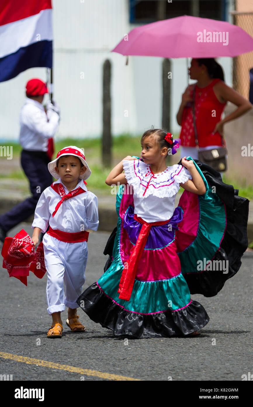 Tilaran, costa rica - 15 septembre : les jeunes enfants célébrant le jour de l'indépendance au Costa Rica avec des vêtements traditionnels et de la danse le 15 septembre 201. Banque D'Images