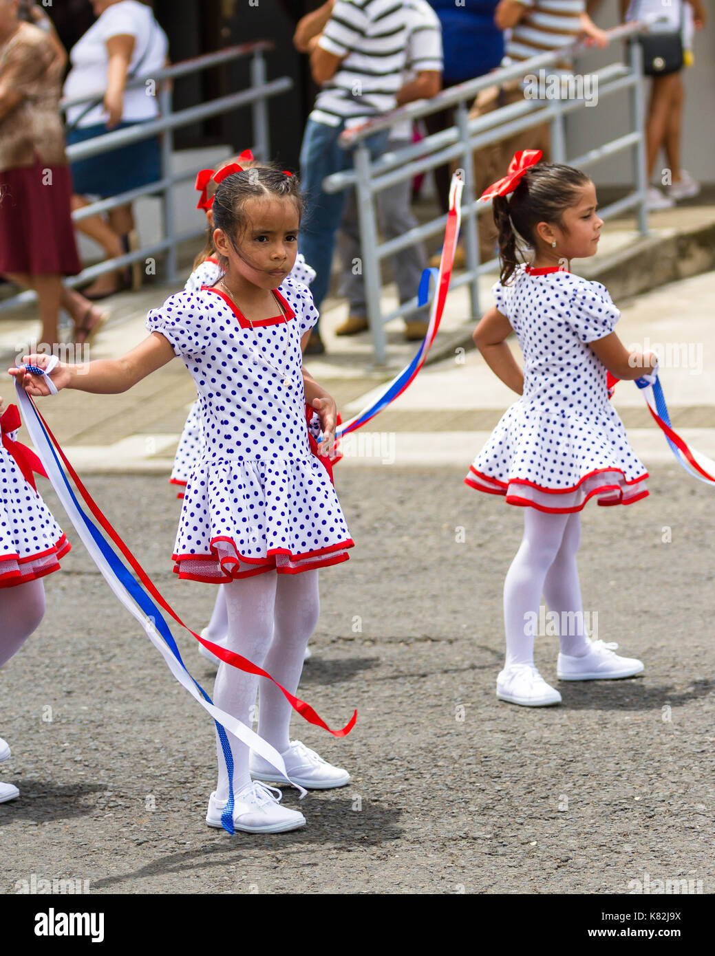 Tilaran, costa rica - 15 septembre : les enfants de l'école marche sur la place de la ville de célébrer le jour de l'indépendance. Le 15 septembre 2017, le costa rica tilaran. Banque D'Images