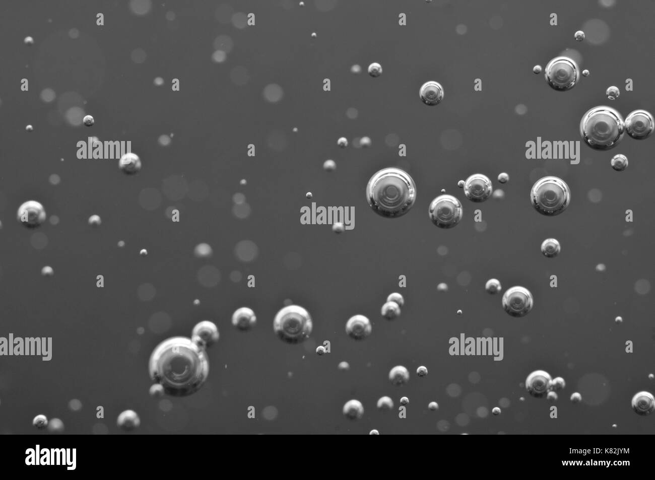 Bulles d'air dans le sous-marin noir et blanc macro. Banque D'Images