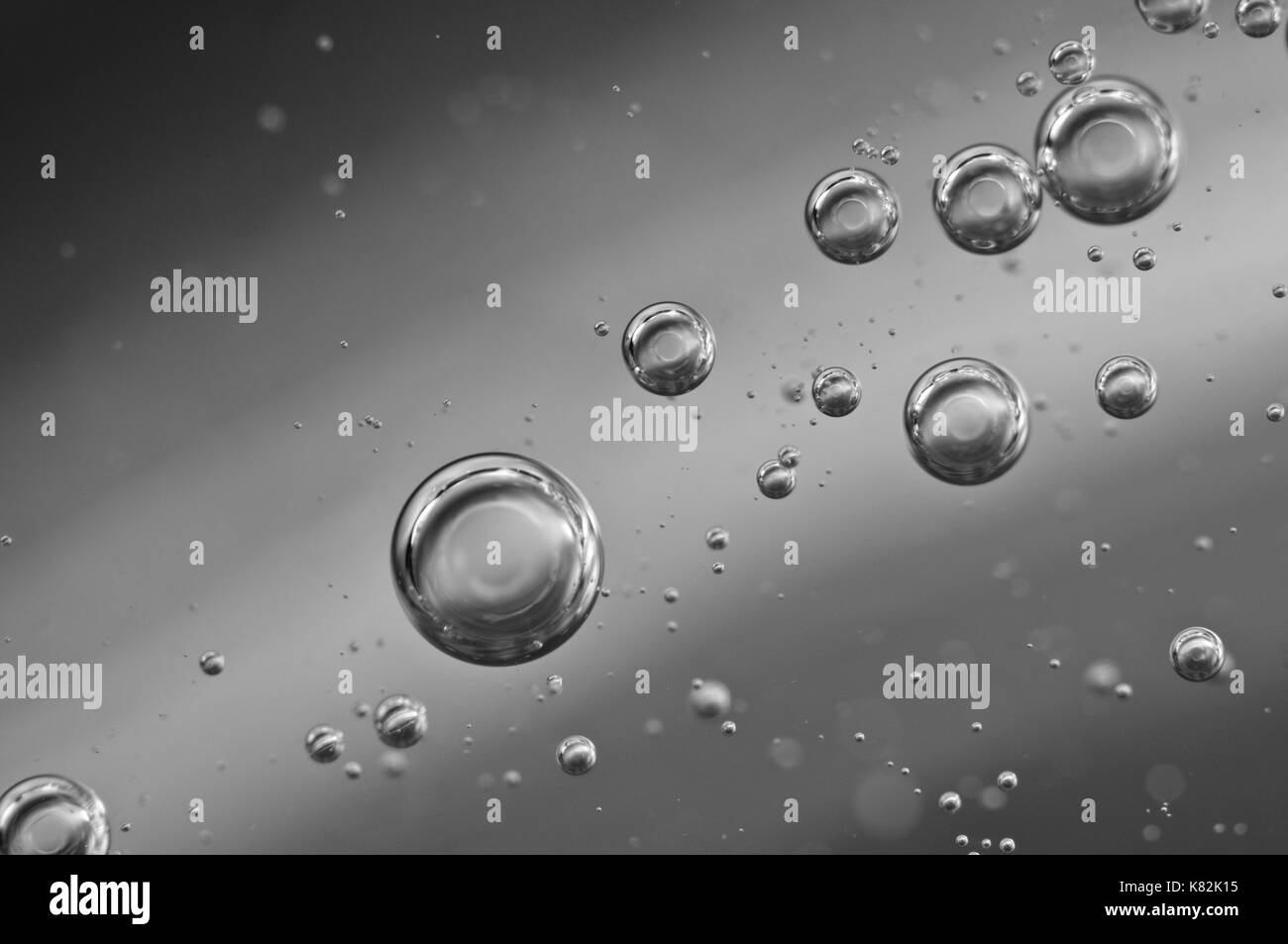 Bulles d'air dans le sous-marin noir et blanc macro. Banque D'Images