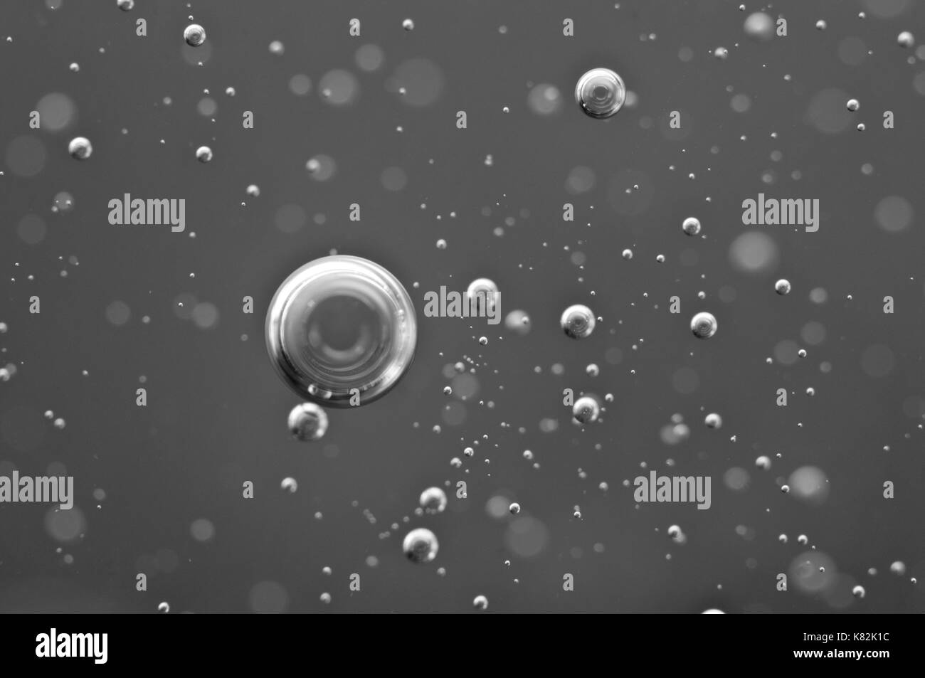 Bulles d'air dans le sous-marin noir et blanc macro. Banque D'Images