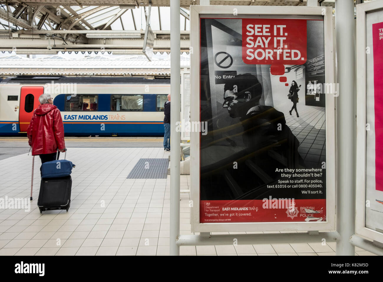 Le voir, le dire, triés. La sécurité anti-terroriste, l'affiche de la gare de Sheffield, Sheffield, England, UK Banque D'Images