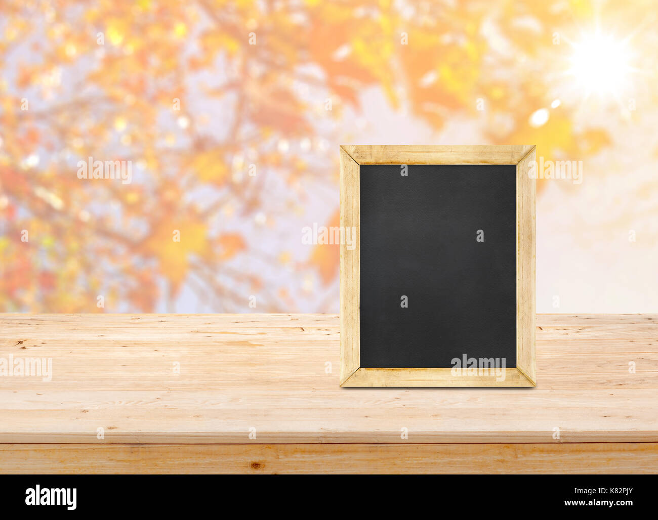 Tableau noir sur bois table en érable avec soleil flou,fond toile automne,des maquettes pour l'affichage ou un montage de produit, pour l'annonce de bannière Banque D'Images Tableau noir sur bois table en érable avec soleil flou,fond toile automne,des maquettes pour l'affichage ou un montage de produit, pour l'annonce de bannière Banque D'Images