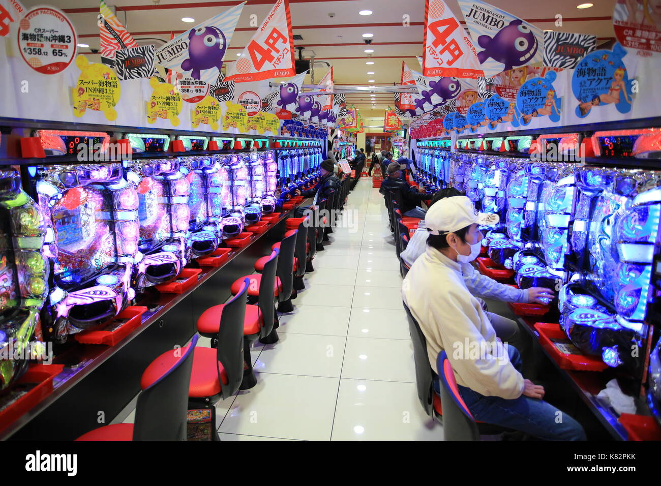 Les gens jouent au pachinko store Banque D'Images