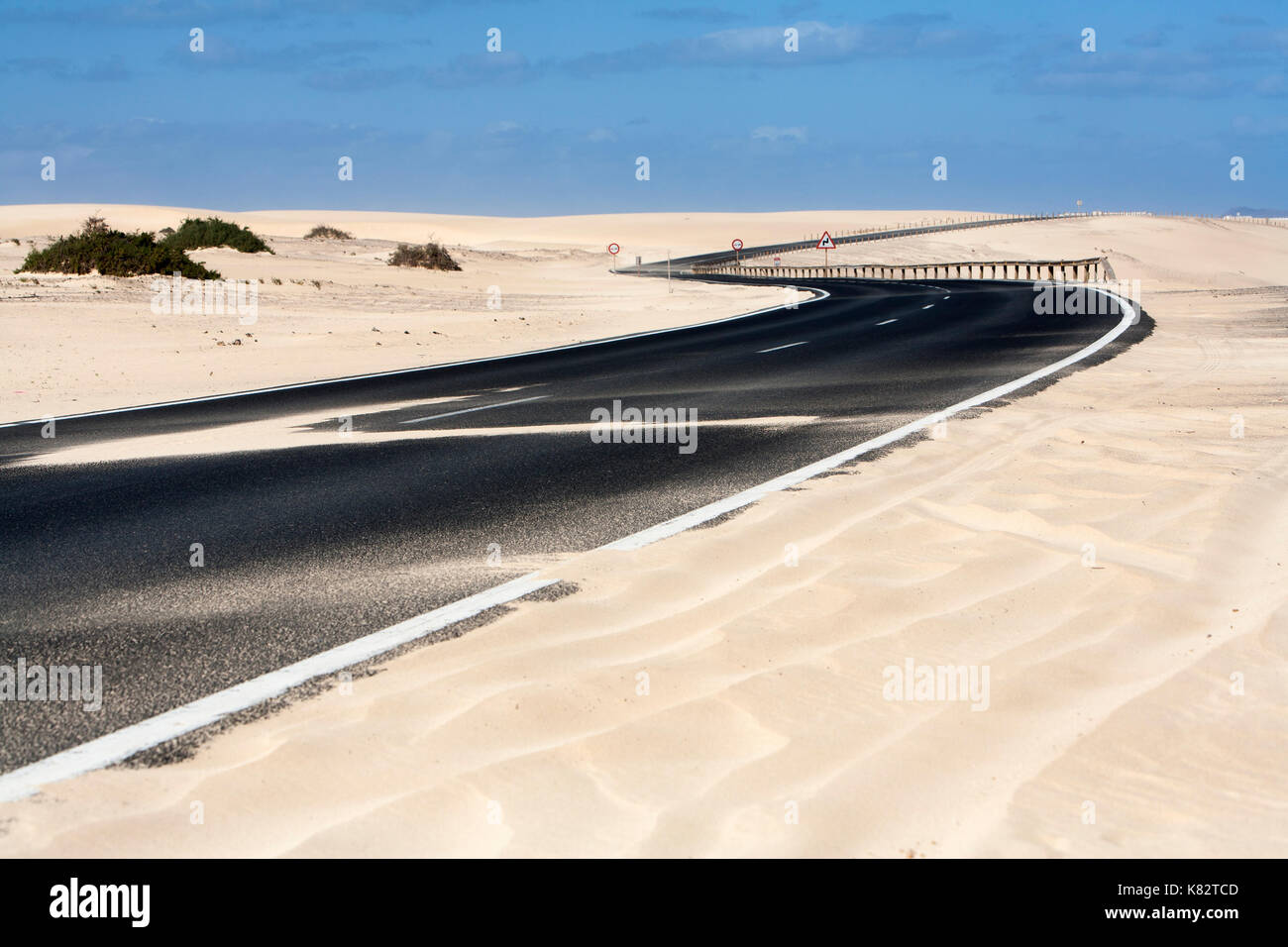 Autoroute sinueuse asphaltée près d'Oliva sur Fuerteventura Banque D'Images