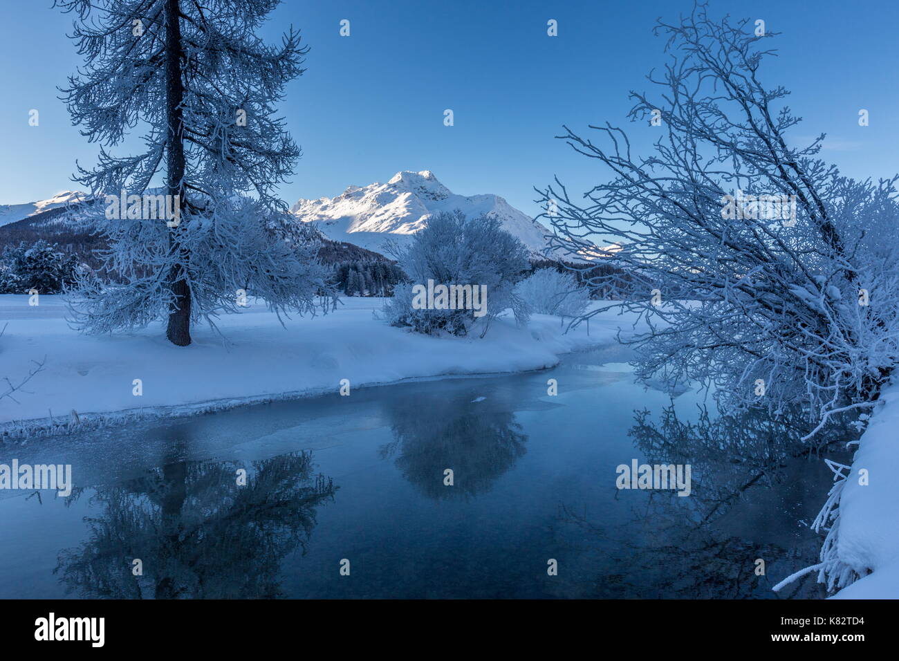 Brume sur frozen river inn, sils, Suisse Banque D'Images
