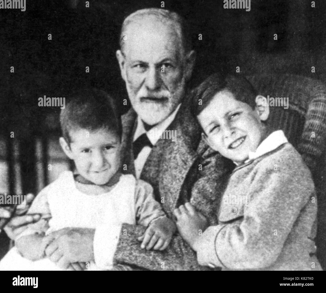 Sigmund Freud avec ses petits-fils et Heinz ernst. fils du défunt fille sophie photographie autour de 1923. Banque D'Images