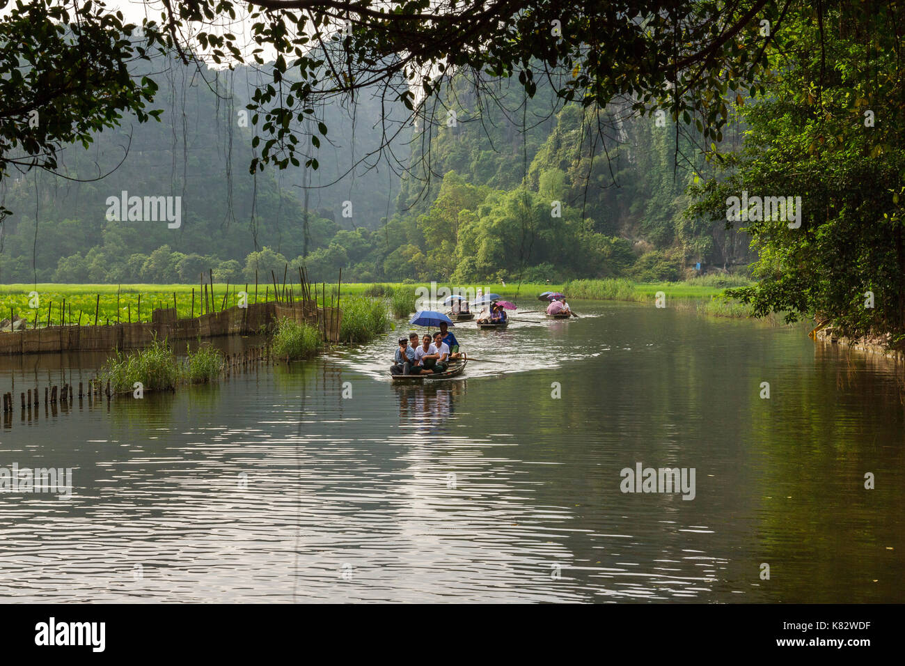 Ninh Binh, Vietnam - 5/6/2016 : les touristes sur la rivière ngo dong, près de Tam Coc, au village trang un site du patrimoine mondial de l'hôtel à Ninh Binh, Vietnam. Banque D'Images