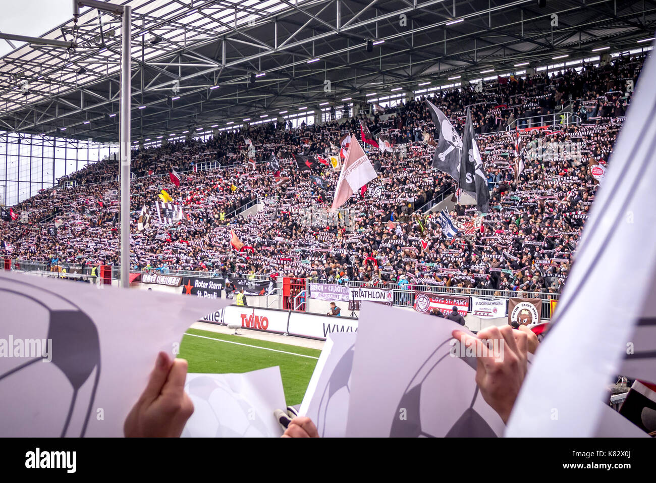 L'intérieur du terrain du millerntor, club de football de St Pauli à Hambourg, Allemagne Banque D'Images