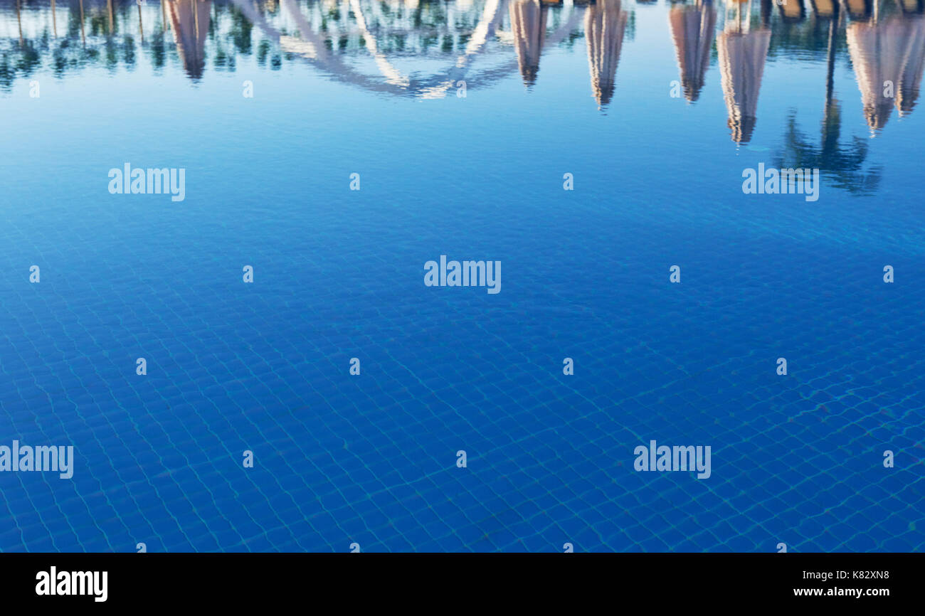 Bleu clair de l'eau dans la piscine, dans le fond de l'eau de la lumière du soleil. Banque D'Images
