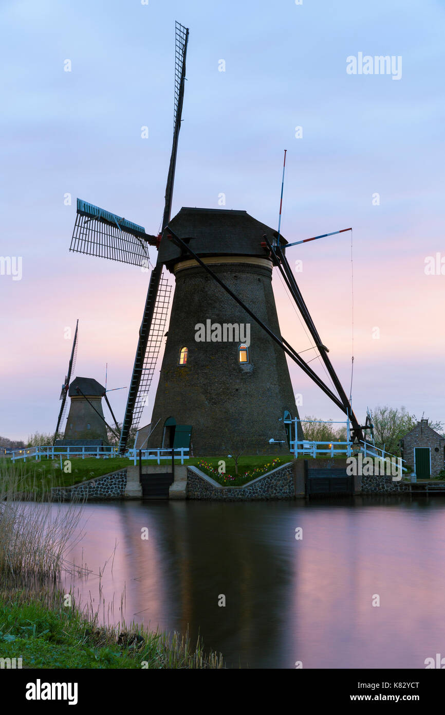 Les moulins à vent, Kinderdijk, UNESCO World Heritage Site, Pays-Bas, Europe Banque D'Images