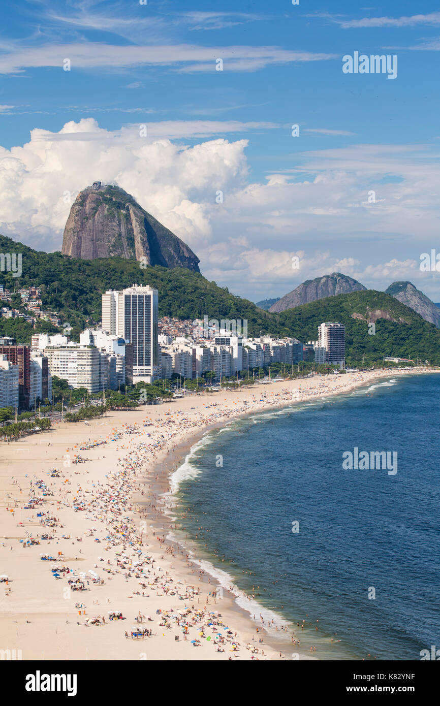 Élevé sur la plage de Copacabana, Rio de Janeiro, Brésil, Amérique du Sud Banque D'Images
