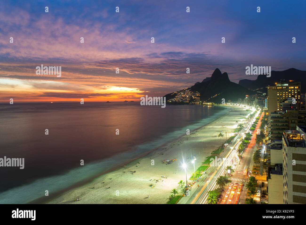 Coucher de soleil sur la plage d'Ipanema et deux frères Dois Irmãos (montagne), Rio de Janeiro, Brésil, Amérique du Sud Banque D'Images